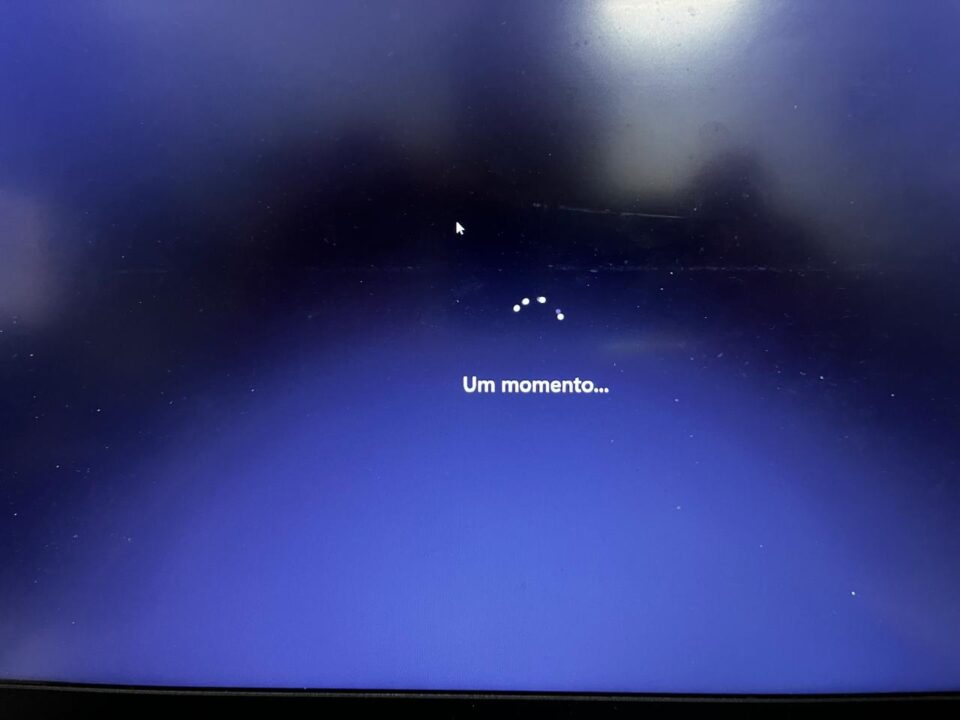 Como Instalar o Windows 11 Sem Usar uma Conta Microsoft 3 Reiniciando...