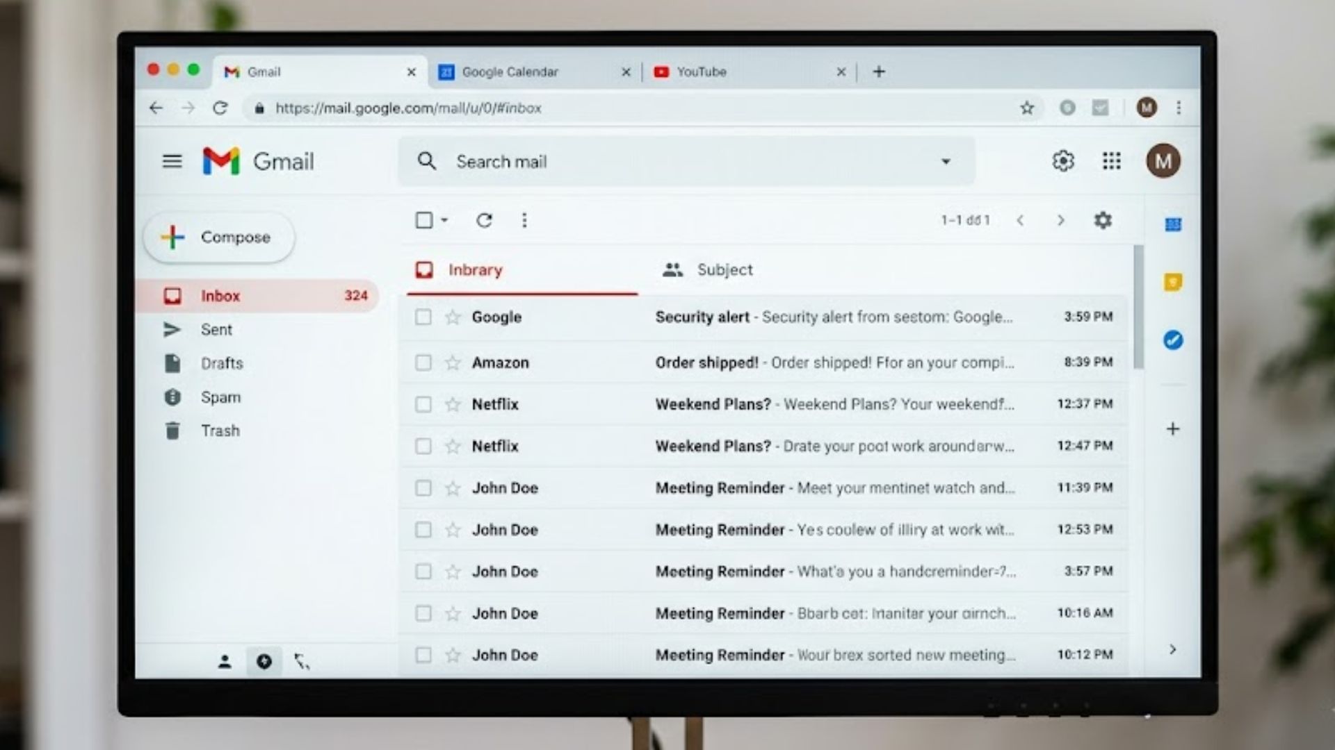 Tela do Gmail sendo exibida em monitor de computador desktop