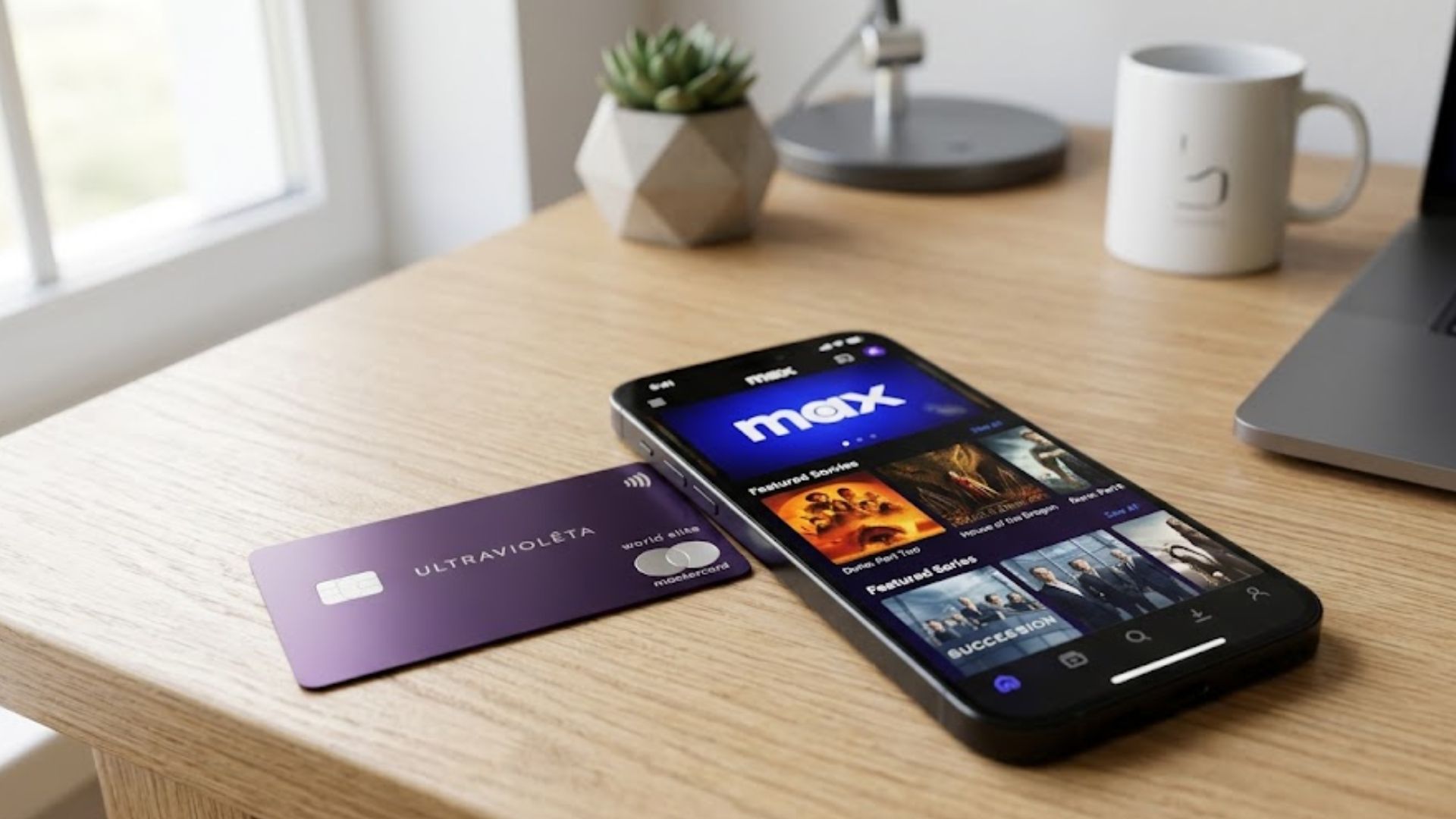 Cartão Nubank Ultravioleta ao lado de smartphone mostrando a tela do app da Max.