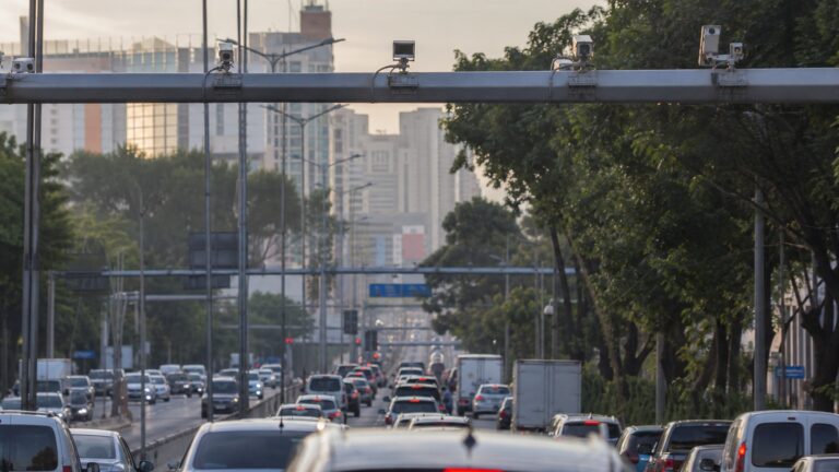 Prefeitura de SP decide não adotar radares com IA; entenda o motivo 1 Avenida de Sao Paulo com estrutura de camera de radar