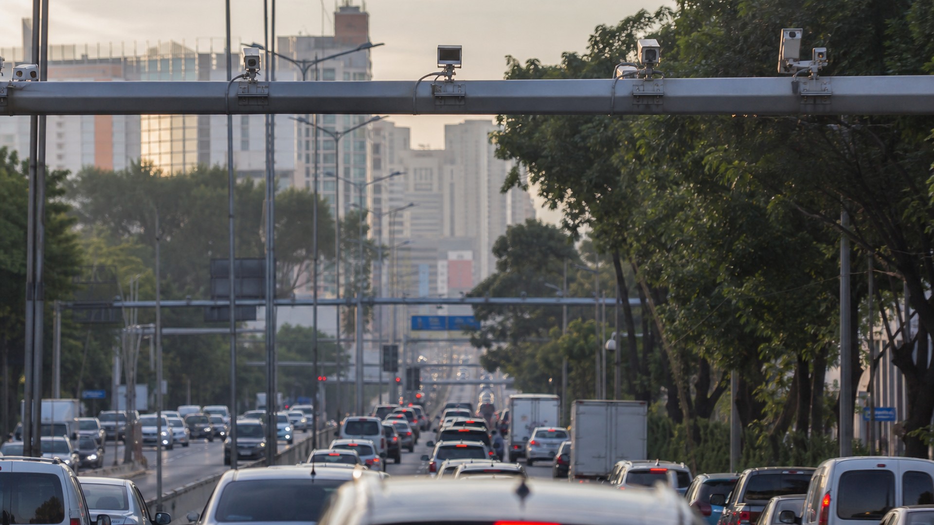 Avenida de Sao Paulo com estrutura de camera de radar